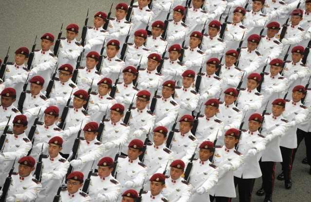 新加坡舉行盛大閱兵慶祝建國(guó)45周年