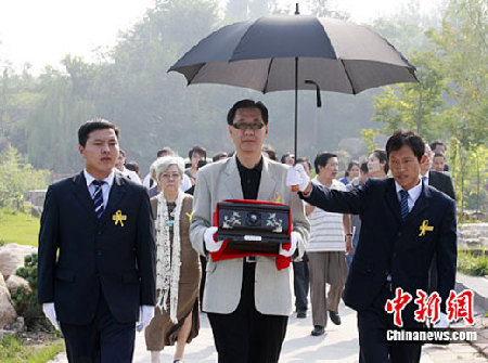 柏楊遺骨河南安葬 病重曾寫(xiě)字條“重回大陸真好”