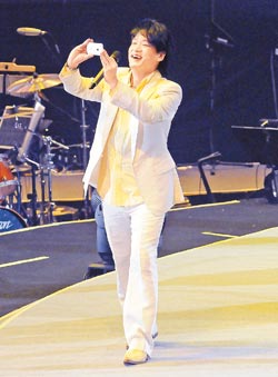 滾石紀(jì)念演唱會謝幕 周華健興奮自拍不慎摔落舞臺