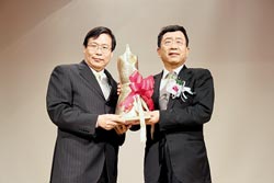 余秋雨獲頒臺灣元智大學(xué)“桂冠文學(xué)家”(圖)