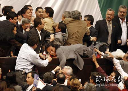 為確?？偨y(tǒng)就職儀式 墨執(zhí)政黨議員大打出手搶占講臺