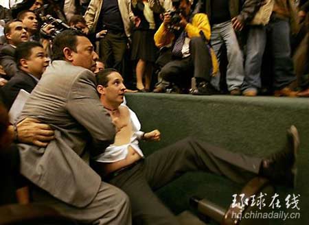 為確?？偨y(tǒng)就職儀式 墨執(zhí)政黨議員大打出手搶占講臺
