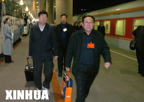 第一批人大代表抵達(dá)北京（組圖）