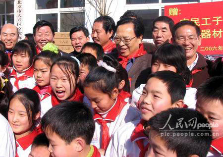 圖文：徐光春代表到京先看望農(nóng)民工子女