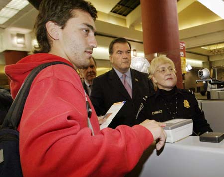 美國啟用指紋識別系統(tǒng)