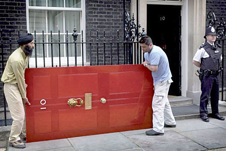 真假難辨：英國(guó)唐寧街10號(hào)換大門