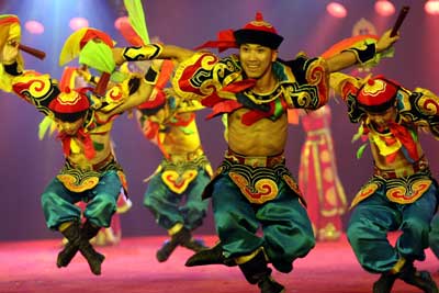 少數(shù)民族文藝會(huì)演《盛世情懷》掌聲陣陣
