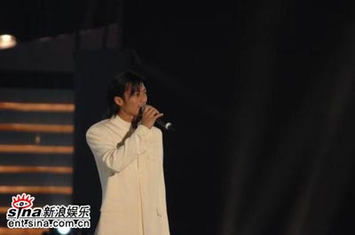 中秋晚會(huì)彩排圖片曝光 侯佩岑謝霆鋒到場(chǎng)（圖）