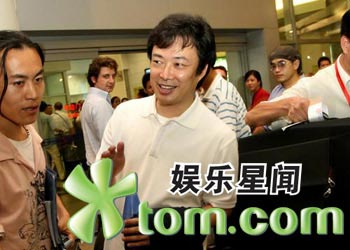 侯佩岑抵廈門出席中秋晚 墨鏡遮面風(fēng)光無(wú)限(圖)