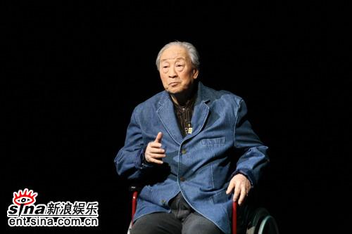 用奉獻(xiàn)見證百年歷史 用生命鑄造“話劇魂”(圖)