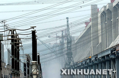 經(jīng)過建設(shè)者十余年的艱苦奮戰(zhàn)，三峽工程左岸電站14臺機(jī)組于2005年9月16日全部投產(chǎn)發(fā)電，三峽工程建設(shè)又實現(xiàn)了一個歷史性的跨越。這是架設(shè)在三峽左岸電站和三峽大壩之間的電力輸送設(shè)備（2005年8月31日攝）。 新華社發(fā) 