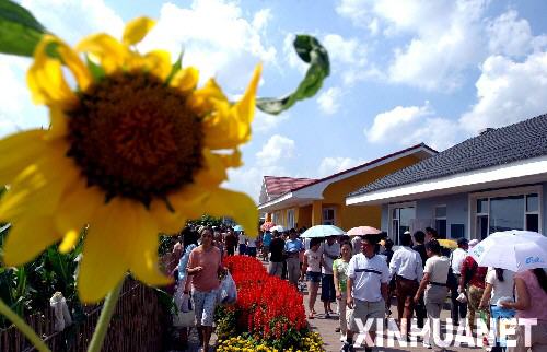 2003年8月17日，觀眾在第四屆中國長春國際農(nóng)業(yè)·食品博覽（交易）會上參觀小康住宅區(qū)。在本屆長春農(nóng)博會上，四棟新穎別致、健康環(huán)保的住宅成為眾多農(nóng)民關(guān)注的熱點。設(shè)計者將其命名為鄉(xiāng)村新住宅，也稱作小康住宅。小康住宅在原有鄉(xiāng)村住宅基礎(chǔ)上改建為庭院格式，增加了蔬菜大棚、沼氣池、豬舍、廁所“四位一體”的能源生態(tài)模式工程，為農(nóng)民展現(xiàn)了一種可持續(xù)發(fā)展的居住新模式，為建設(shè)農(nóng)村經(jīng)濟(jì)型、生態(tài)型住宅提供參考