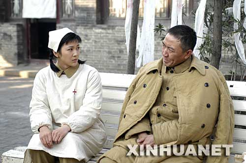 這是軍事題材電視連續(xù)劇《亮劍》劇照。     近年來，廣大文藝工作者始終堅持“二為”方向和“雙百”方針，實施精品工程，成果顯著。繁榮興旺的文藝創(chuàng)作，層出不窮的精品佳作，極大豐富和滿足了廣大人民群眾的精神需要，有力地推動了社會的和諧與進(jìn)步。     新華社發(fā) 