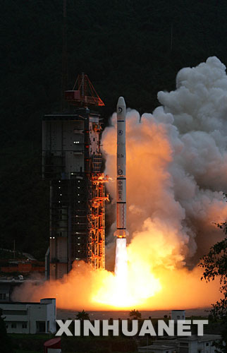 10月24日18時(shí)05分，搭載著我國(guó)首顆探月衛(wèi)星嫦娥一號(hào)的長(zhǎng)征三號(hào)甲運(yùn)載火箭在西昌衛(wèi)星發(fā)射中心三號(hào)塔架點(diǎn)火發(fā)射。 