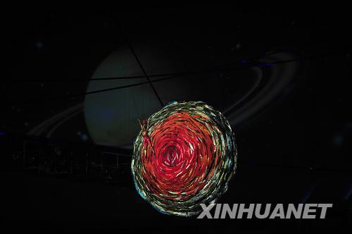  9月6日晚8時(shí)，北京2008年殘奧會(huì)開(kāi)幕式在國(guó)家體育場(chǎng)“鳥(niǎo)巢”隆重舉行。這是開(kāi)幕式上的文藝演出《太陽(yáng)鳥(niǎo)》。