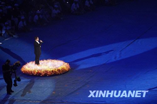 9月6日，北京2008年殘奧會(huì)開幕式在北京國(guó)家體育場(chǎng)舉行。這是盲人歌手楊海濤開幕式上的演唱。 新華社記者廖宇杰攝 