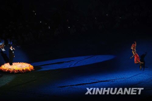 9月6日晚8時，北京2008年殘奧會開幕式在國家體育場——“鳥巢”隆重舉行。這是盲人歌手楊海濤（左）在開幕式上演唱歌曲。 新華社記者郭大岳攝