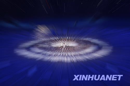 9月6日，北京2008年殘奧會(huì)開幕式在國家體育場(chǎng)“鳥巢”舉行。這是聾人舞蹈演員在開幕式上表演舞蹈《星星，你好》。