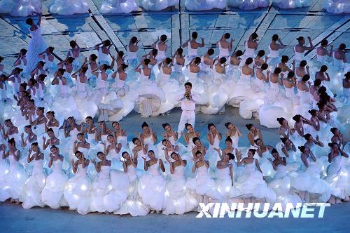 9月6日晚8點(diǎn)，北京2008年殘奧會開幕式在國家體育場“鳥巢”舉行。這是開幕式上的文藝表演。