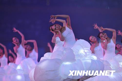  9月6日，北京2008年殘奧會(huì)開幕式在國(guó)家體育場(chǎng)“鳥巢”舉行。這是聾人舞蹈演員在開幕式上表演《星星，你好》。