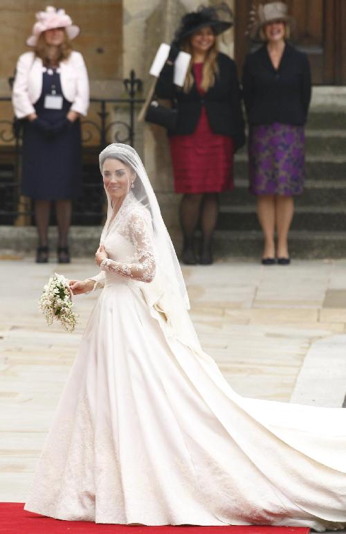 英國(guó)威廉王子婚禮開始 準(zhǔn)王妃身披婚紗艷壓全場(chǎng)