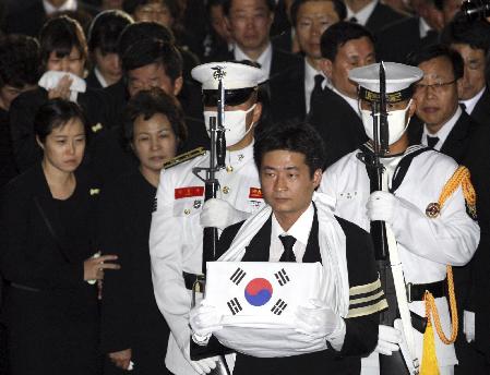盧武鉉葬禮隆重數(shù)十萬人送行 李明博獻(xiàn)花遭高聲抗議