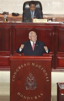 洪都拉斯臨時政府新內(nèi)閣成員宣誓就職