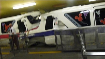 美迪士尼樂(lè)園發(fā)生火車(chē)相撞事故 1名司機(jī)死亡乘客受驚