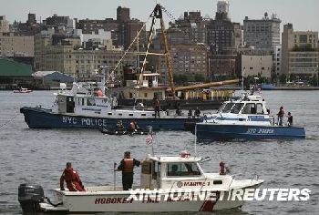 紐約2架飛機(jī)相撞墜河或致9人遇難(圖)