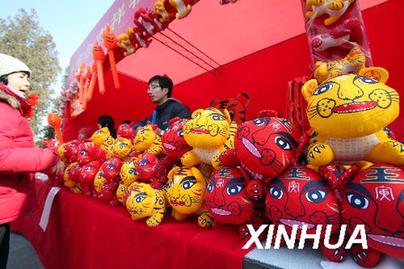 地壇廟會(huì)首日迎客2.5萬(wàn) 標(biāo)王肉串翻倍漲價(jià)