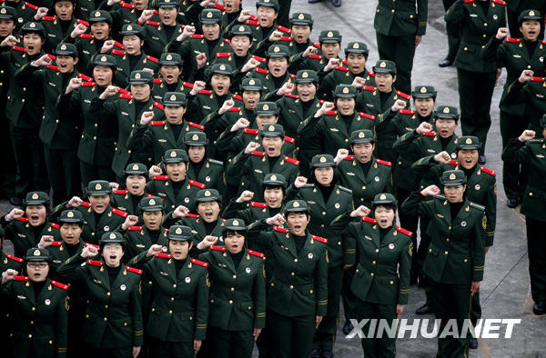 2000女兵列隊(duì)組成世博會(huì)會(huì)徽圖案