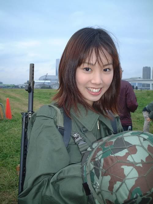 日本陸上自衛(wèi)隊(duì)請模特拍宣傳海報(bào)提升形象