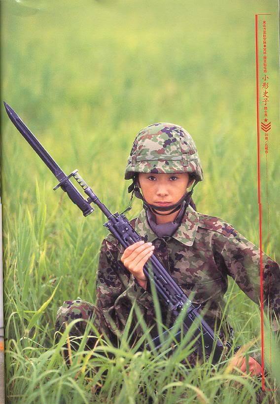 日本陸上自衛(wèi)隊請模特拍宣傳海報提升形象