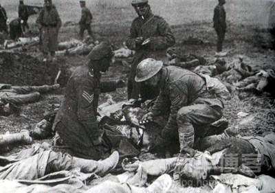 1915-1945年極具震撼力的戰(zhàn)爭新聞?wù)掌?/></a></p>

<p>　　第一次世界大戰(zhàn)是人類史上最殘忍的戰(zhàn)事之一。在索姆河一役，僅僅在戰(zhàn)斗打響的第一天，英國人就損失了36，000多名士兵，創(chuàng)下了英軍單天傷亡的最高記錄。到11月戰(zhàn)役結(jié)束，雙方在4個月的損失人數(shù)總計超過127萬，是名副其實的絞肉機。僥幸不死的俘虜還要違心的做一些他們很不愿意做的事情：搜查陣亡戰(zhàn)友身上值錢的東西，而德國看守在一旁登記。不做是不行的，除非是覺得活膩了。</p>

<p>　　死者已經(jīng)為戰(zhàn)爭流盡了鮮血，但他們還要為戰(zhàn)爭貢獻出他們身上僅剩下的財富，而做這個工作的，是他們的戰(zhàn)友。(西線 1916年)</p>

<br/>
(來源： 新華博客)</div>
</div>

<div width=