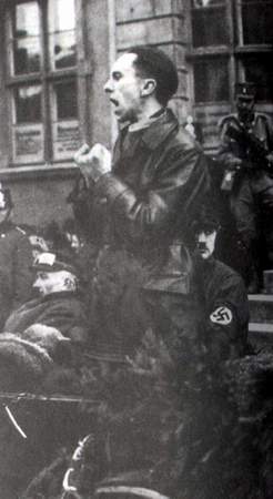 1915-1945年極具震撼力的戰(zhàn)爭新聞?wù)掌?/></a></p>

<p>　　約瑟夫.戈培爾是希特勒的心腹寵臣之一，也是希特勒思想的最有力宣傳者。象阿弗雷德.羅森伯格一樣，他異常憎恨猶太人，并且是一名煽動宣傳的大師。當(dāng)1935年拍攝這幅照片時，戈培爾正是所謂“公眾啟蒙與宣傳部”的部長。希特勒將這一職務(wù)委任于他，真是做到了“人盡其才”。雖然戈培爾不象希特勒那樣有許多創(chuàng)造性的演講手勢，但他卻比希特勒有“頭腦”得多。（柏林　1935）</p>

<br/>
(來源： 新華博客)</div>
</div>

<div width=