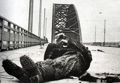 1915-1945年極具震撼力的戰(zhàn)爭新聞?wù)掌?/></a></p>

<p>　　1944年9月20日，美國第82空降師和英國近衛(wèi)步兵第1團(tuán)的士兵拼死強攻，終于攻占了這座600碼的位于荷蘭奈梅亨的瓦爾河大橋，一名德軍士兵橫尸橋上。作為軍人，他已經(jīng)完成了他的使命，但很可惜，對整個戰(zhàn)爭而言，他僅僅是風(fēng)沙一粒，渺小得以致讓人忘記了他的名字。僅僅是為了一座鋼鐵大橋，雙方付出了上百條的生命。上百個夢想，上百個希望，隨風(fēng)飄逝。（奈梅亨 1944年9月20日）</p>

<br/>
(來源： 新華博客)</div>
</div>

<div width=
