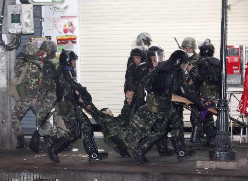 泰國政府軍與“紅衫軍”發(fā)生嚴重沖突 至少18人死亡