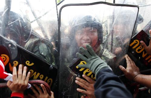 泰國政府軍與“紅衫軍”發(fā)生嚴重沖突 至少18人死亡