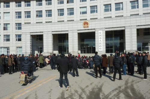 千余村民為反映腐敗問題在市政府門口集體下跪