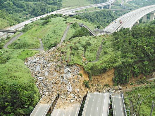 臺(tái)高速路遇山崩疑埋5車 24小時(shí)開挖救人（圖）