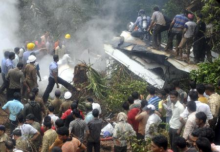 印航客機(jī)滑出跑道墜入山谷爆炸 159人死亡7人生還