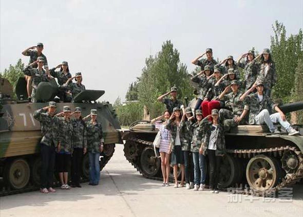 軍營(yíng)里迎來30名模特