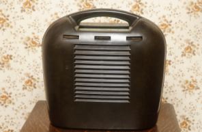 英八旬老翁酷愛(ài)無(wú)線電 搜集千余臺(tái)收音機(jī)自建博物館