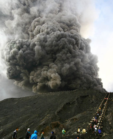 布羅莫火山噴出高達(dá)800米高濃煙