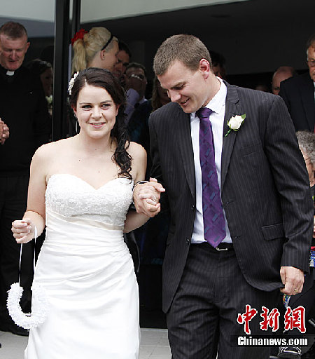 新西蘭舉行地震后首場(chǎng)婚禮 新娘曾被埋廢墟