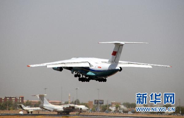中國空軍4架運輸機(jī)接運我在利人員返回祖國