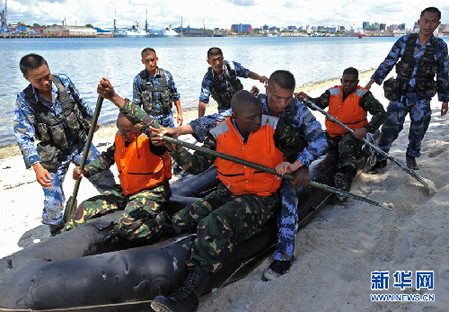 中國海軍第七批護航編隊特戰(zhàn)分隊與坦桑尼亞海軍陸戰(zhàn)連舉行聯(lián)合訓(xùn)練