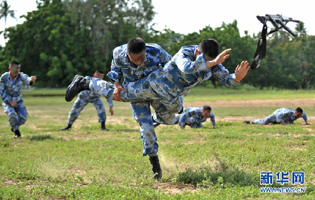 中國(guó)海軍第七批護(hù)航編隊(duì)特戰(zhàn)分隊(duì)與坦桑尼亞海軍陸戰(zhàn)連舉行聯(lián)合訓(xùn)練