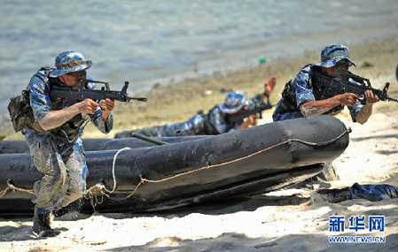 中國(guó)海軍第七批護(hù)航編隊(duì)特戰(zhàn)分隊(duì)與坦桑尼亞海軍陸戰(zhàn)連舉行聯(lián)合訓(xùn)練