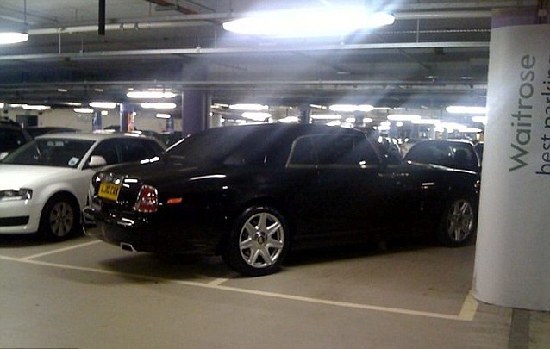 亂停車(chē)惹公憤 英網(wǎng)站曝光缺德豪華車(chē)司機(jī)